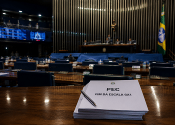 Documento da PEC do fim da escala 6x1 sobre uma bancada no plenário do Senado