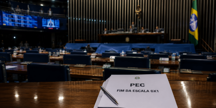 Documento da PEC do fim da escala 6x1 sobre uma bancada no plenário do Senado