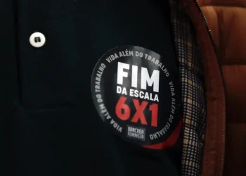 Botão "Fim da Escala 6x1" simboliza a PEC que será votada em 26 de maio na Câmara