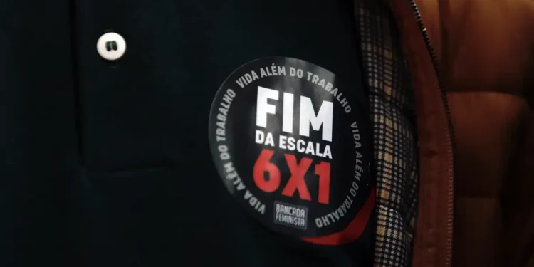 Botão "Fim da Escala 6x1" simboliza a PEC que será votada em 26 de maio na Câmara