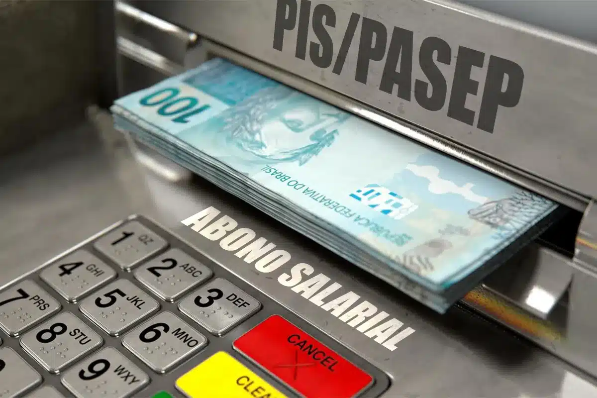 Caixa eletrônico liberando notas de R$ 100 com a inscrição PIS/Pasep e Abono Salarial, representando o pagamento do benefício em 2026.