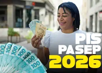 Mulher sorri enquanto segura dinheiro ao lado de destaque sobre pagamento do PIS/Pasep 2026