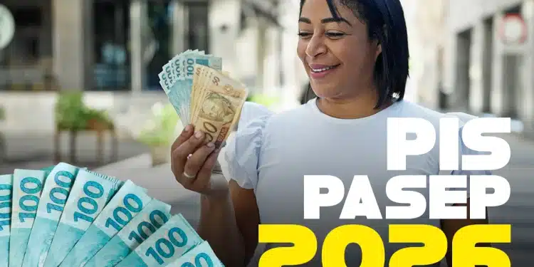 Mulher sorri enquanto segura dinheiro ao lado de destaque sobre pagamento do PIS/Pasep 2026