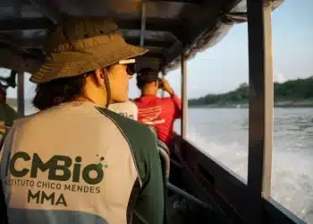 Servidores do ICMBio em embarcação durante atividade de fiscalização ambiental em rio brasileiro