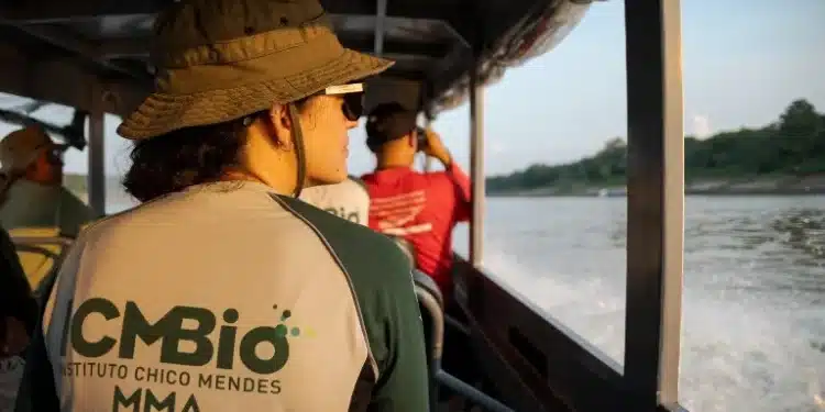 Servidores do ICMBio em embarcação durante atividade de fiscalização ambiental em rio brasileiro