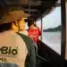 Servidores do ICMBio em embarcação durante atividade de fiscalização ambiental em rio brasileiro