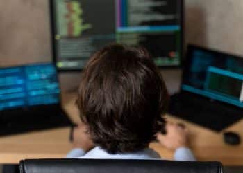 Profissional trabalhando em computador