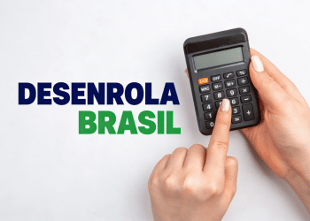 Calculadora segurada por uma mão ao lado da identidade visual do Desenrola Brasil, em referência à renegociação de dívidas com descontos de até 90% prevista no programa lançado pelo governo federal.