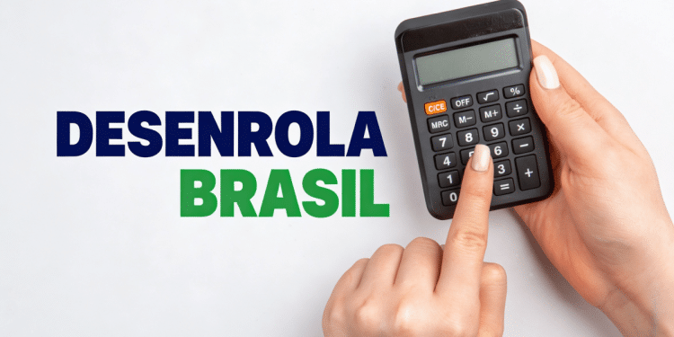 Mãos seguram calculadora ao lado do nome Desenrola Brasil, representando o cálculo das faixas de desconto aplicadas sobre dívidas em atraso