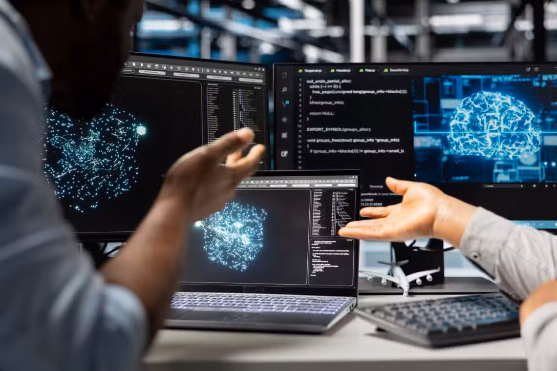 Pessoa interage com ferramenta de inteligência artificial em tela de dispositivo, representação do uso de prompts para obter respostas no Google Gemini.
