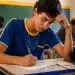 Estudante concentrado fazendo prova, representando o dia de realização da redação do Enem 2026.
