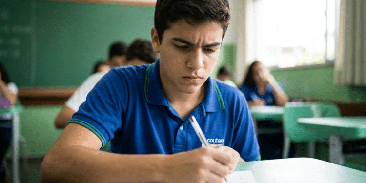 Estudante escreve concentrado em sala de aula, em referência à queda nas notas da redação do Enem.