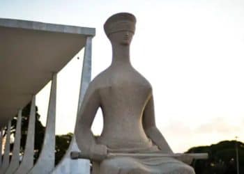 Escultura A Justiça em granito com olhos vendados e espada sobre o colo