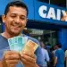 Homem sorrindo, segurando notas de real em frente à Caixa, representando o saque de R$ 1.028,01 liberado para CPFs com finais de 0 a 9.