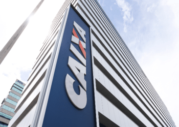 Fachada do edifício sede da Caixa Econômica Federal em Brasília com logotipo azul e detalhes laranja, simbolizando o saque calamidade do FGTS.