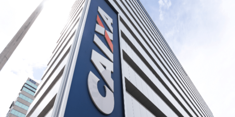 Fachada do edifício sede da Caixa Econômica Federal em Brasília com logotipo azul e detalhes laranja, simbolizando o saque calamidade do FGTS.