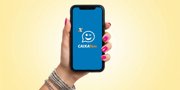 Aplicativo Caixa Tem exibido em smartphone com fundo amarelo.