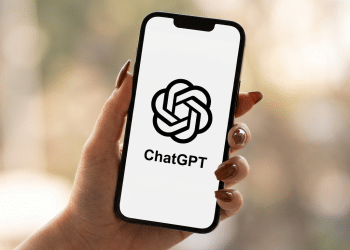 Aplicativo ChatGPT da OpenAI exibido em smartphone.