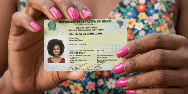 Mulher exibe nova carteira de identidade do Brasil.