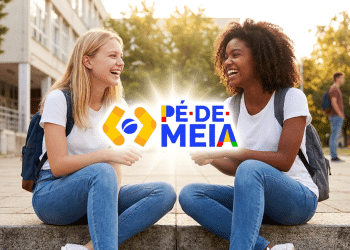 Duas meninas sorrindo e logo do Pé-de-Meia em destaque.