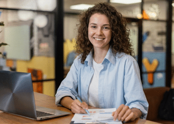 Jovem trabalhando em cargo administrativo.