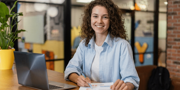 Jovem trabalhando em cargo administrativo.