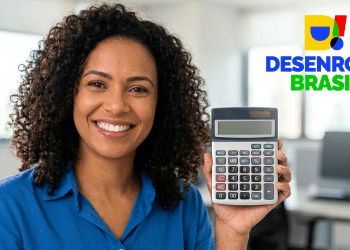 Mulher jovem de cabelo cacheado sorri enquanto segura calculadora ao lado do logo Desenrola Brasil.