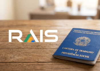 RAIS 2026 e Carteira de Trabalho sobre mesa de madeira.