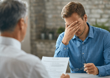 Homem frustrado ao ser mandado embora do emprego.