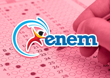 Mão marca opções em cartão-resposta do Enem com logomarca colorida em destaque.
