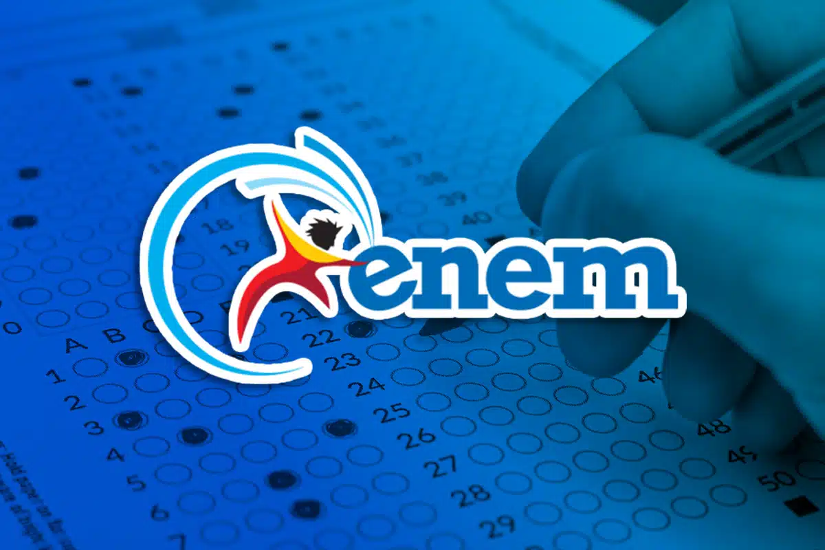 Mão segurando caneta preenche gabarito de múltipla escolha com logo colorido do ENEM em destaque, simbolizando o uso das notas do Enem como acesso ao Sisu, Fies e ProUni.