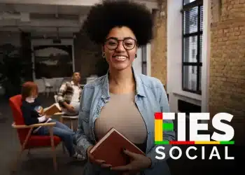 Estudante segurando caderno em ambiente acadêmico com logo do Fies Social, em referência ao edital de adesão do Fies 2026.