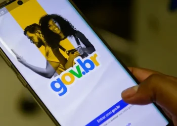Pessoa utilizando o aplicativo GOV.BR em smartphone para acessar informações sobre a versão digital da Carteira de Identidade Nacional (CIN).
