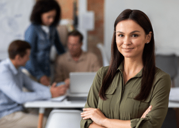 Profissional confiante em ambiente corporativo moderno.