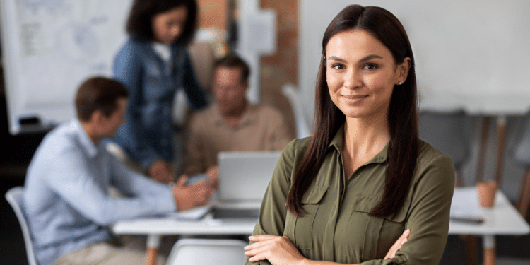Profissional confiante em ambiente corporativo moderno.