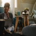 Pessoa em ambiente de trabalho remoto em casa usando notebook, simbolizando efeitos do home office sobre a saúde mental e o aumento do isolamento social.