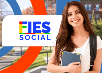 Mulher segurando livros e sorrindo ao lado da logo do Fies Social.