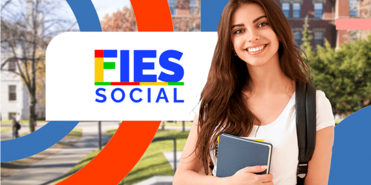 Mulher segurando livros e sorrindo ao lado da logo do Fies Social.