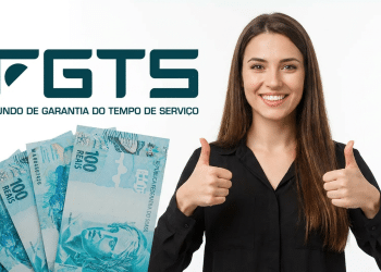 Jovem sorridente faz sinal de positivo ao lado do logo FGTS e notas de 100 reais.