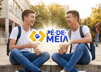 Jovens sorrindo em frente à escola com logo Pé-de-Meia em destaque.