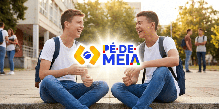 Jovens sorrindo em frente à escola com logo Pé-de-Meia em destaque.