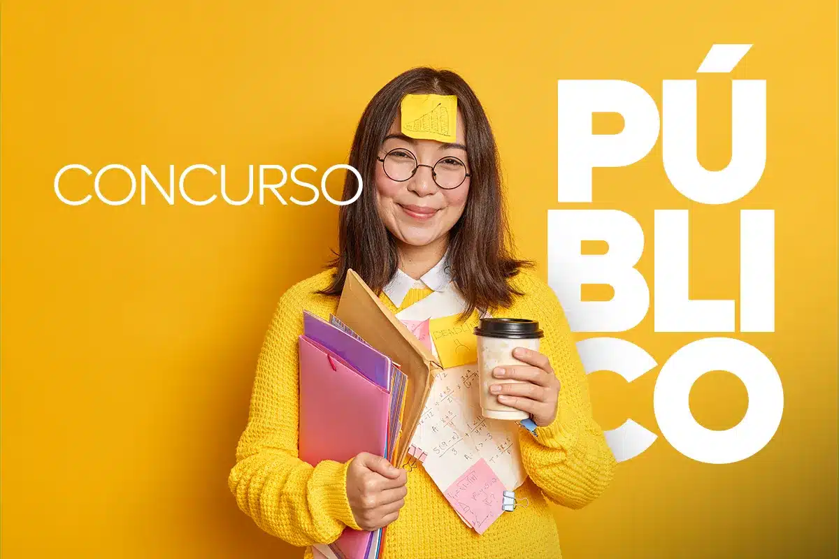 Jovem de óculos e suéter amarelo segura café e apostilas com post-its, fundo amarelo, texto "Concurso Público".