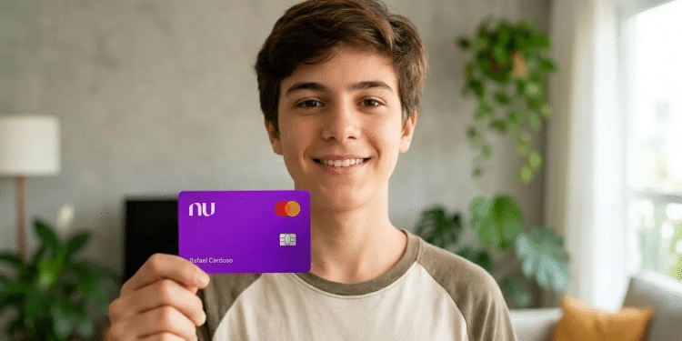 Jovem sorridente exibe cartão Nubank em casa iluminada.