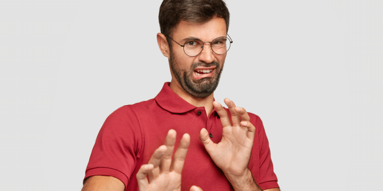Homem expressando nojo em destaque com camisa vermelha.
