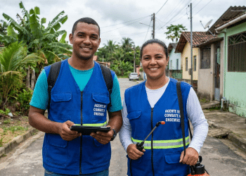 Agentes de combate às endemias atuando em área residencial brasileira.