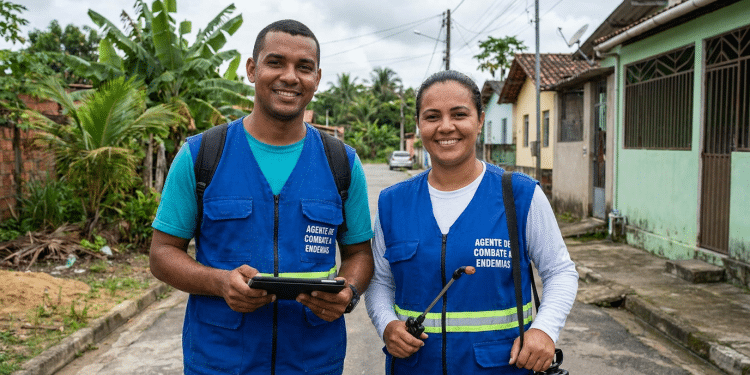 Agentes de combate às endemias atuando em área residencial brasileira.