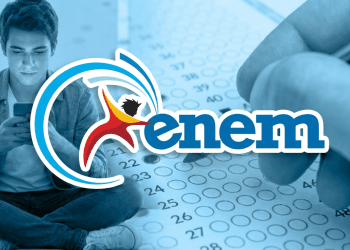 Jovem sentado usando celular ao lado do logo do Enem e mão marcando gabarito.