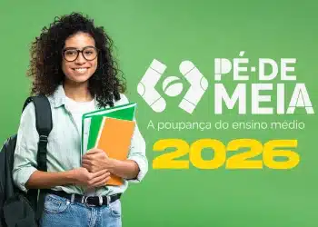 Estudante do ensino médio segurando materiais escolares ao lado do logotipo do programa Pé-de-Meia e referência ao ano de 2026.