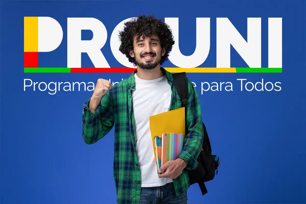 Estudante sorridente com mochila e pastas à frente do logo Prouni em fundo azul.