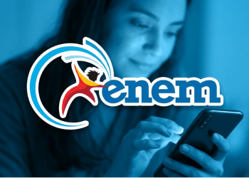 Jovem acessando informações do Enem pelo celular em ambiente moderno.